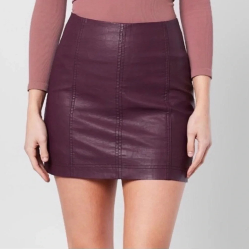 Free People Modern Femme Lined
Vegan Leather Mini Skirt - Pomegranate
D10